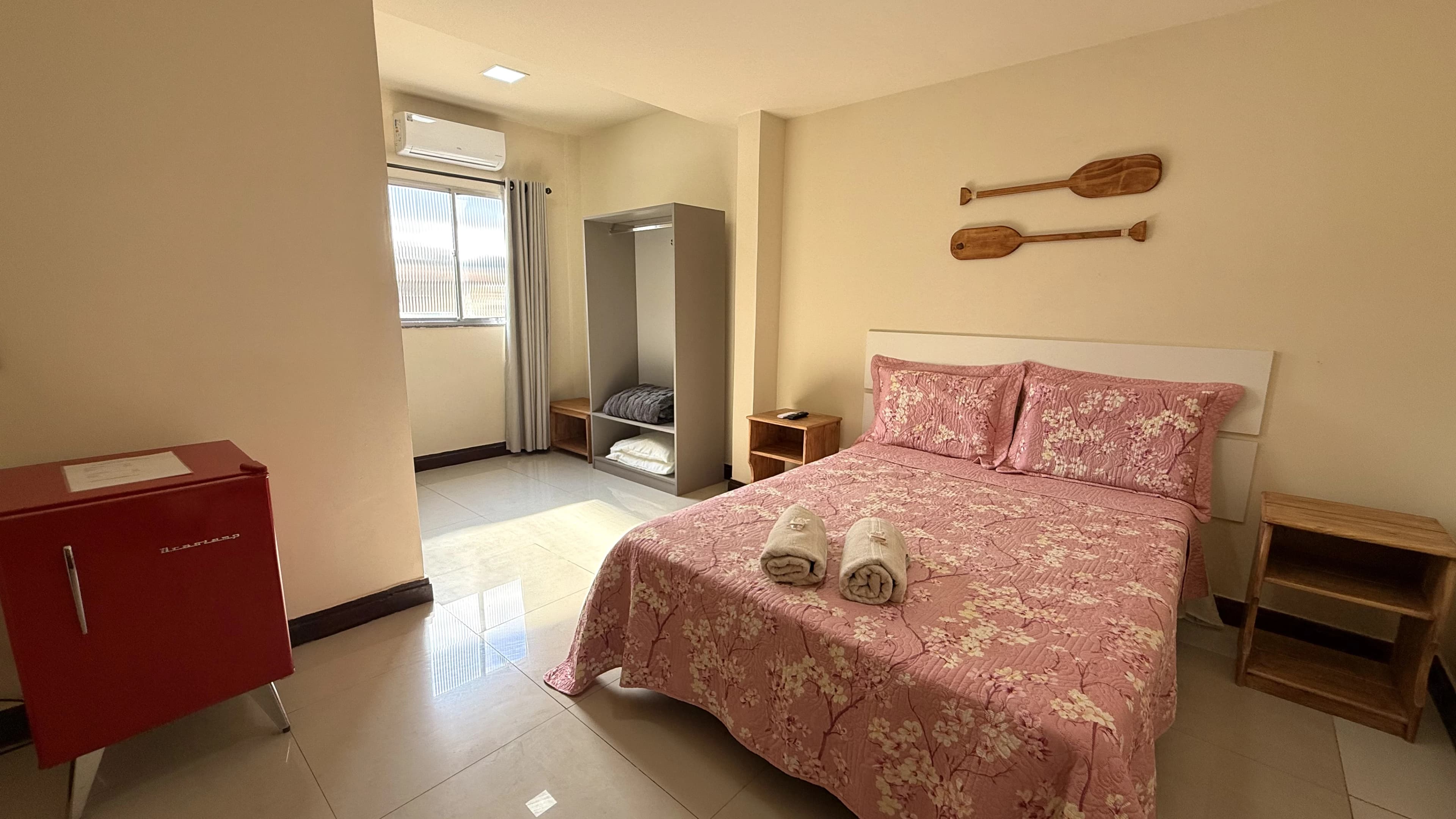 Suíte Bananal — quarto de pousada limpo e confortável na Região Oceânica de Niterói, próximo a Itacoatiara e Itaipu