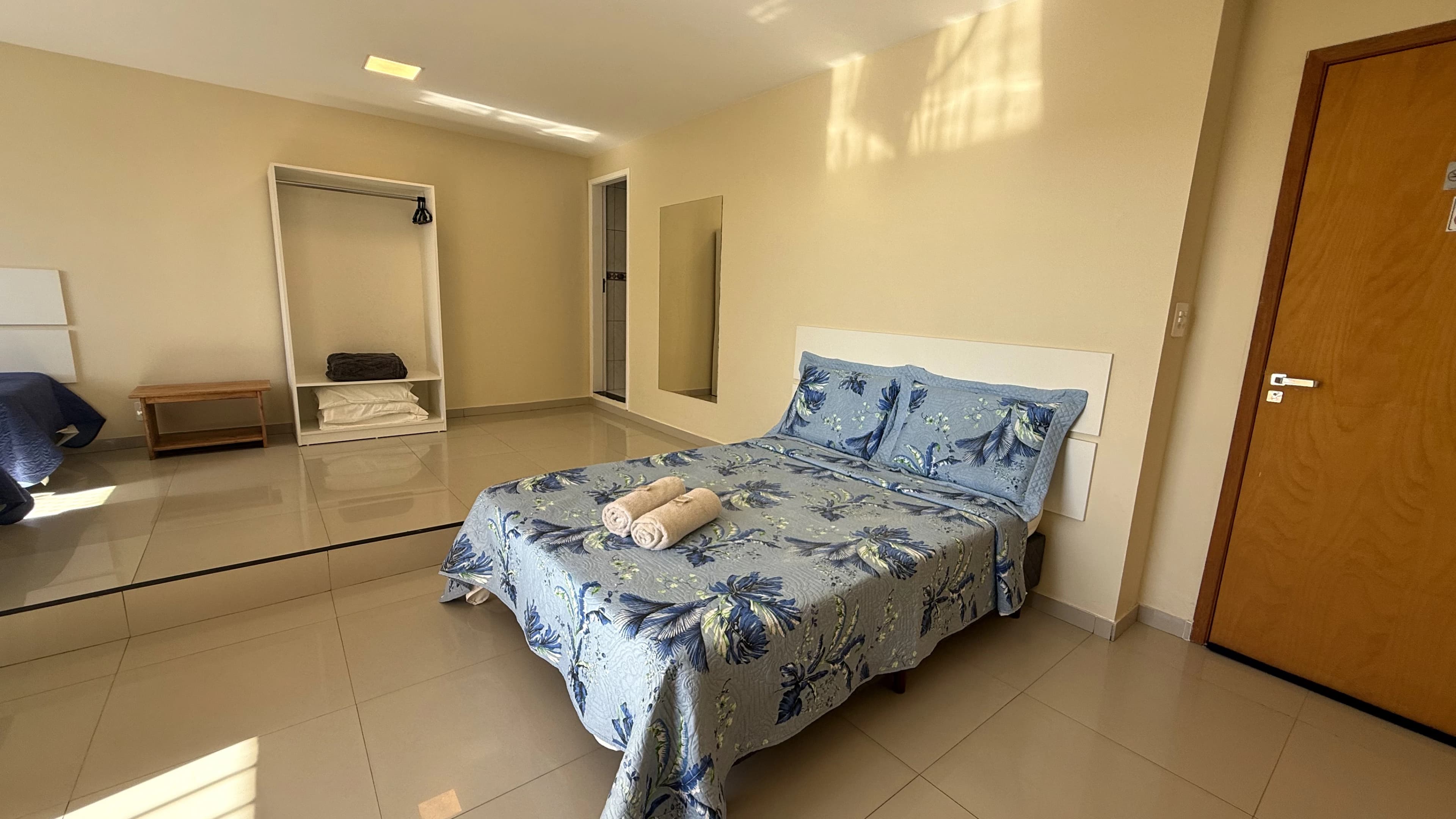 Suíte Camboinhas — quarto de pousada limpo e confortável na Região Oceânica de Niterói, próximo a Itacoatiara e Itaipu