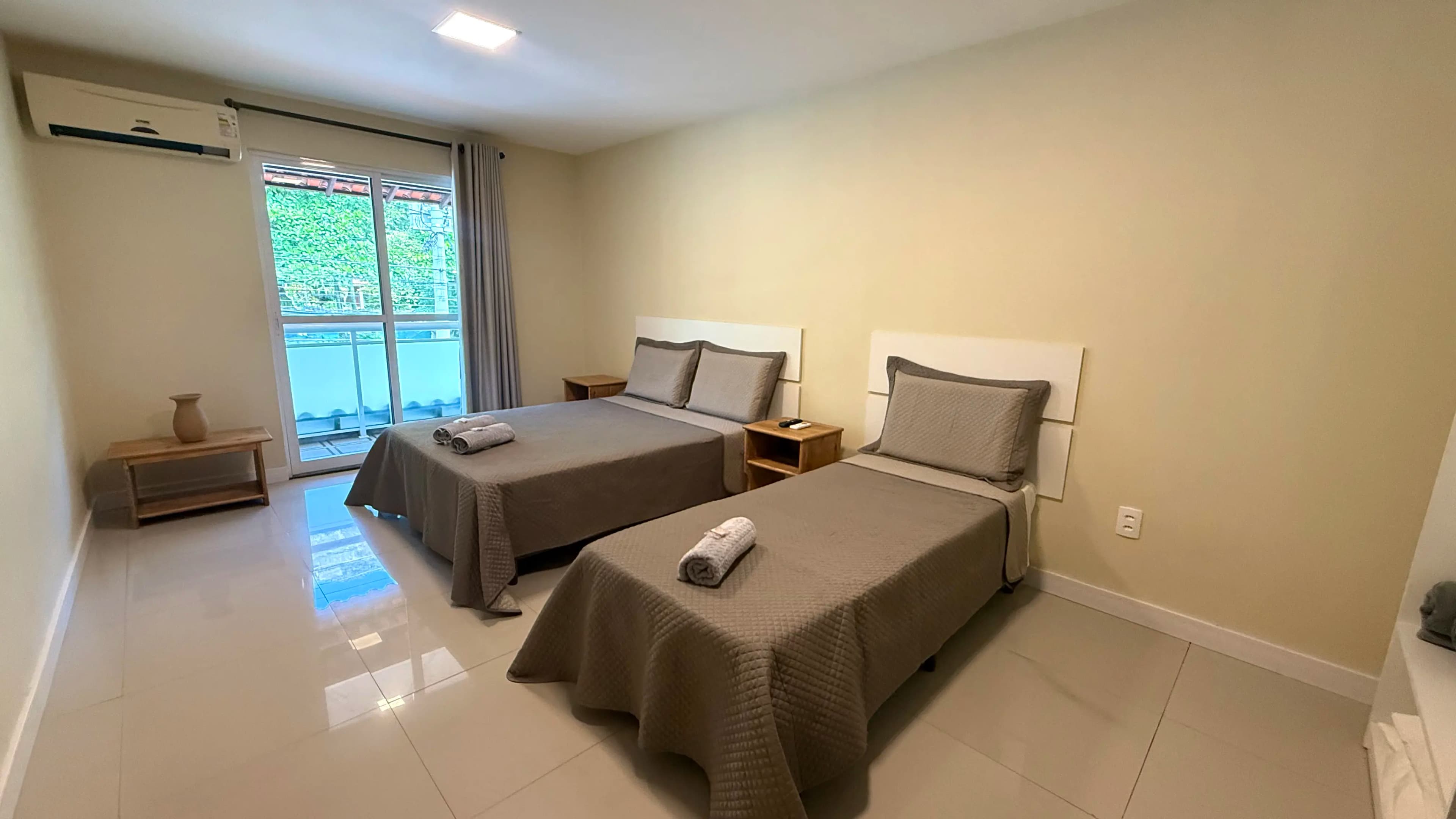 Suíte Itacoatiara — quarto de pousada limpo e confortável na Região Oceânica de Niterói, próximo a Itacoatiara e Itaipu