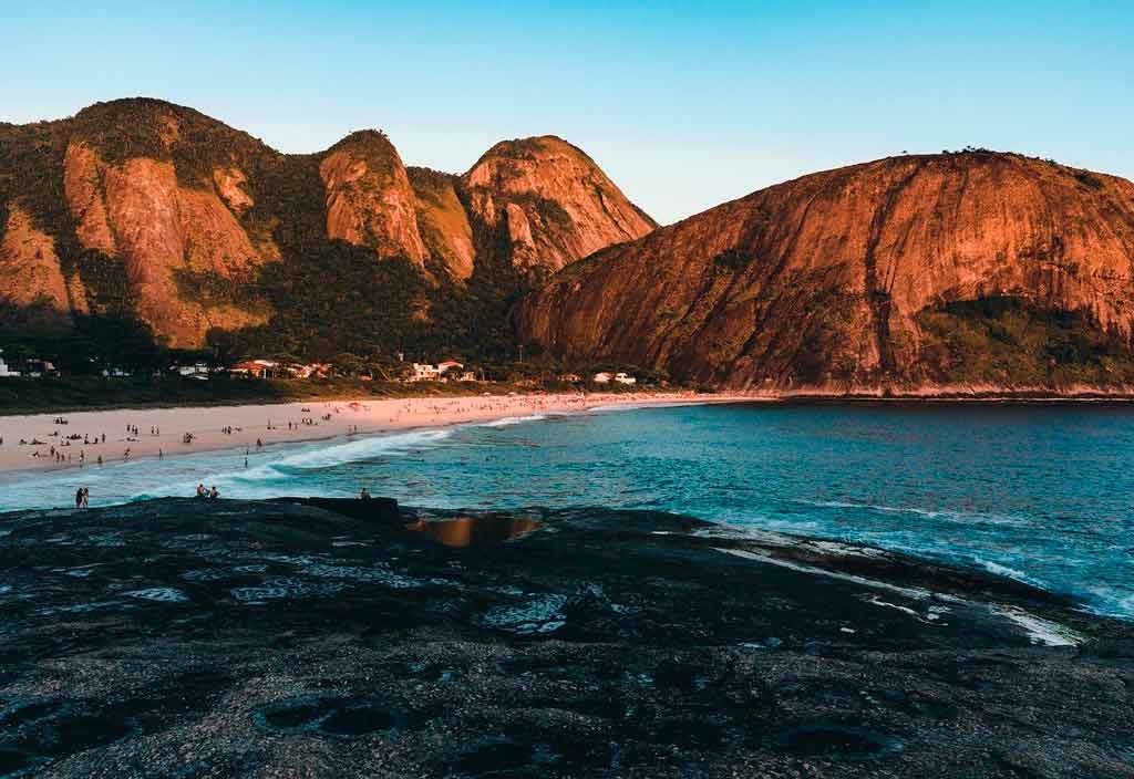 Costão de Itacoatiara — formação rochosa na Praia de Itacoatiara, Região Oceânica de Niterói